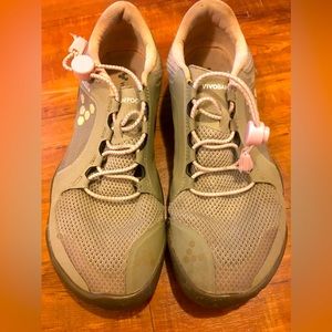 Vivobarefoot Primus Trail, firm ground 9/40 womens Tan/pink.